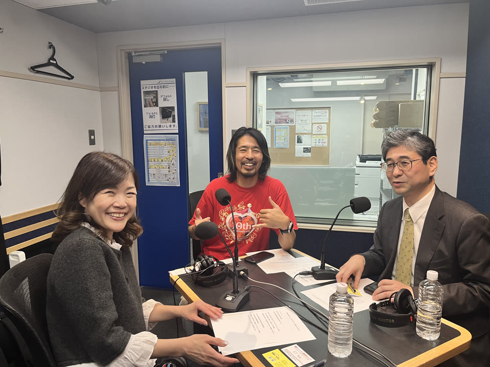 佐藤大輔氏（ゆめのたね放送局 共同代表）― 収録スタジオにて、左から川越塔子、佐藤大輔氏、金子一也