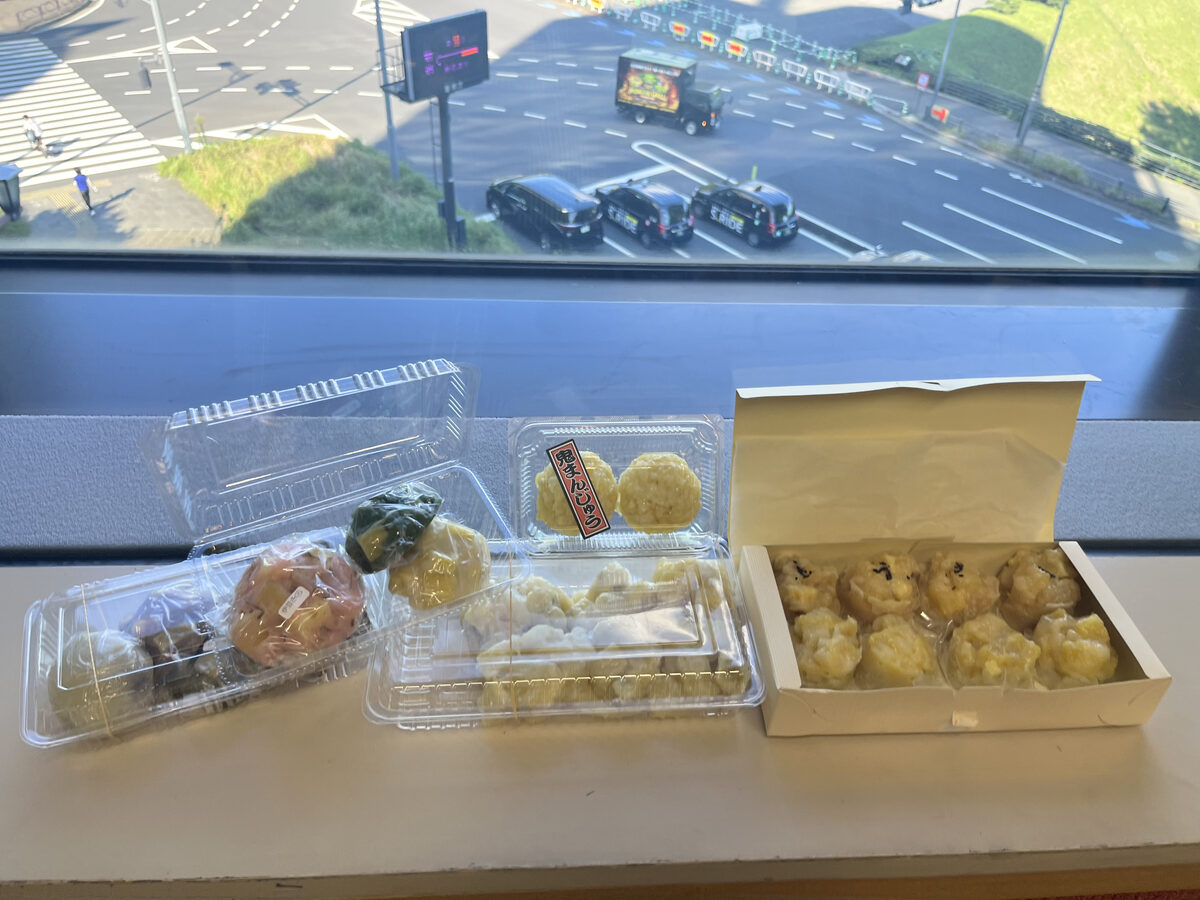 収録に持ち込まれた、色とりどりの鬼まんじゅう