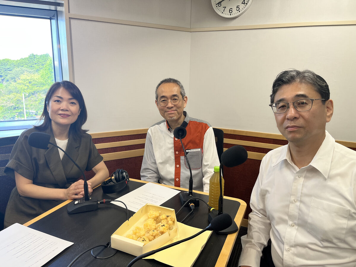 収録スタジオにて。前田英範氏、川越塔子、金子一也